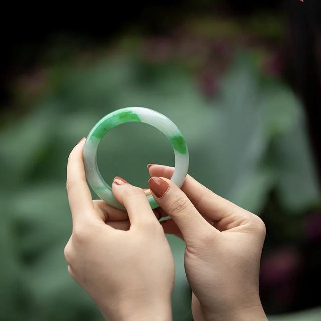 贵妃手镯缺点翡翠手镯正装比贵妃好戴-第6张图片-翡翠网 贵妃手镯缺点翡翠手镯正装比贵妃好戴-第6张图片-翡翠网