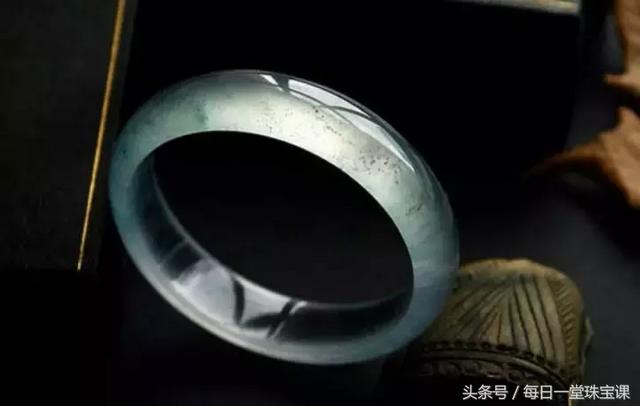 如何鉴定翡翠价格的简单介绍-第3张图片-翡翠网 如何鉴定翡翠价格的简单介绍-第3张图片-翡翠网