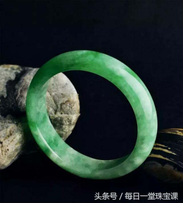 如何鉴定翡翠价格的简单介绍-第6张图片-翡翠网 如何鉴定翡翠价格的简单介绍-第6张图片-翡翠网