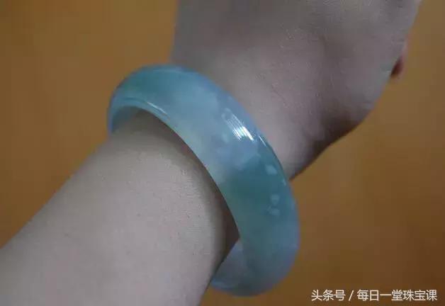 如何鉴定翡翠价格的简单介绍-第12张图片-翡翠网 如何鉴定翡翠价格的简单介绍-第12张图片-翡翠网