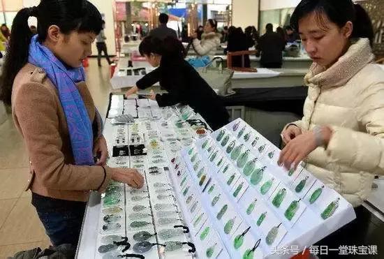 如何鉴定翡翠价格的简单介绍-第22张图片-翡翠网 如何鉴定翡翠价格的简单介绍-第22张图片-翡翠网