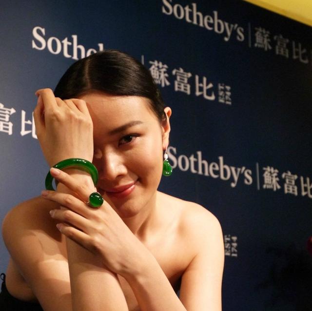 金镯和玉镯戴一只手上黄金翡翠珠子手镯-第1张图片-翡翠网 金镯和玉镯戴一只手上黄金翡翠珠子手镯-第1张图片-翡翠网