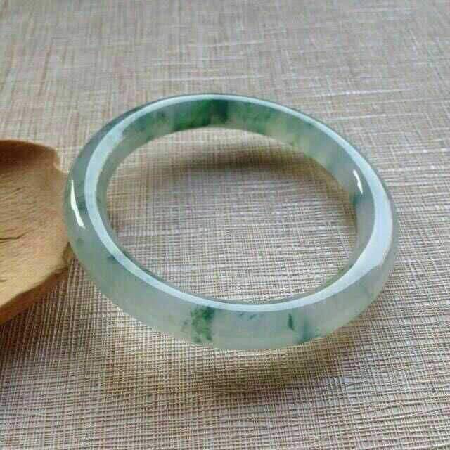 翡翠手镯上面有一个小裂痕没事吧的简单介绍-第1张图片-翡翠网 翡翠手镯上面有一个小裂痕没事吧的简单介绍-第1张图片-翡翠网