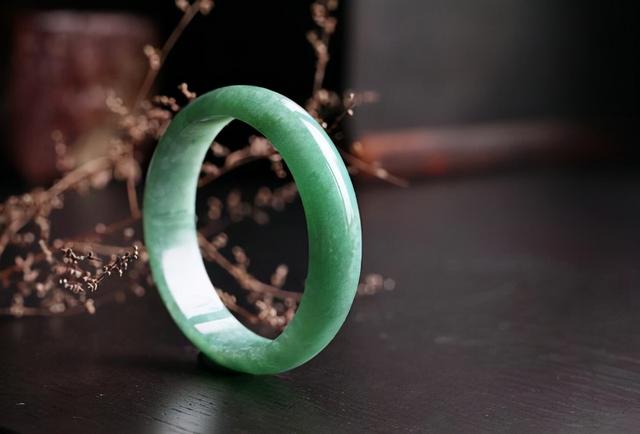 飘阳绿翡翠手镯属于什么档次,阳绿手镯图片及价格-第1张图片-翡翠网 飘阳绿翡翠手镯属于什么档次,阳绿手镯图片及价格-第1张图片-翡翠网