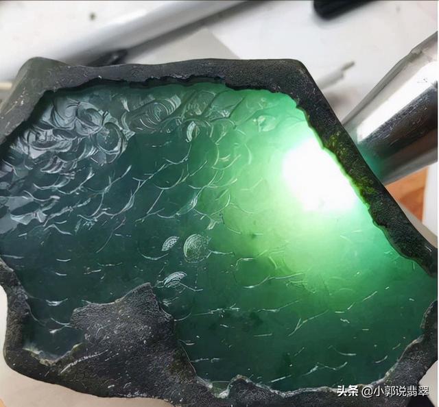 翡翠原石哪个坑口的好如何判断一块石头是不是翡翠原石-第1张图片-翡翠网 翡翠原石哪个坑口的好如何判断一块石头是不是翡翠原石-第1张图片-翡翠网