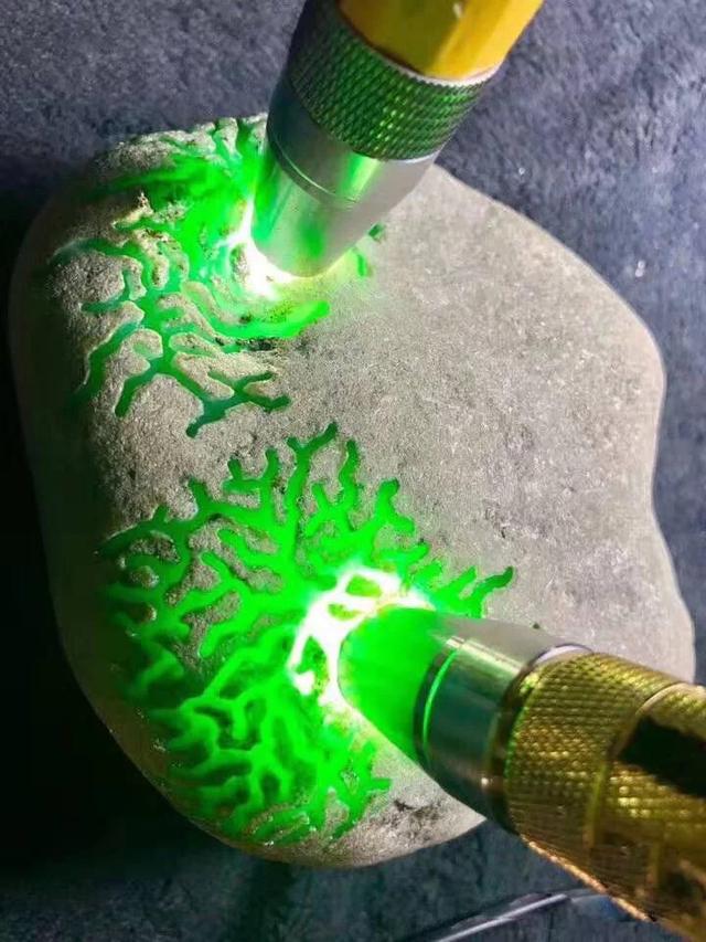 斜角看翡翠原石,翡翠原石黑石头图片-第1张图片-翡翠网 斜角看翡翠原石,翡翠原石黑石头图片-第1张图片-翡翠网