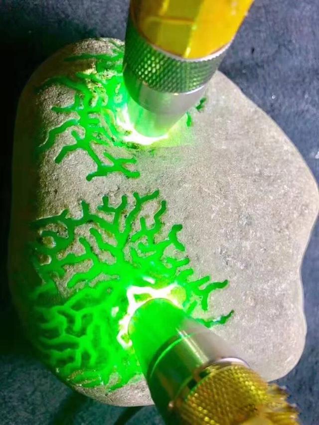 斜角看翡翠原石,翡翠原石黑石头图片-第2张图片-翡翠网 斜角看翡翠原石,翡翠原石黑石头图片-第2张图片-翡翠网