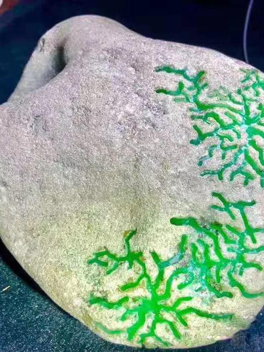 斜角看翡翠原石,翡翠原石黑石头图片-第3张图片-翡翠网 斜角看翡翠原石,翡翠原石黑石头图片-第3张图片-翡翠网