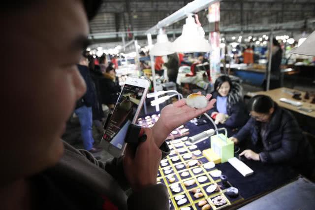 四会翡翠吊坠耳钉的价格宝格丽黑玛瑙耳钉-第1张图片-翡翠网 四会翡翠吊坠耳钉的价格宝格丽黑玛瑙耳钉-第1张图片-翡翠网