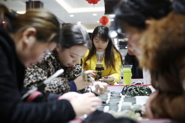 四会翡翠吊坠耳钉的价格宝格丽黑玛瑙耳钉-第2张图片-翡翠网 四会翡翠吊坠耳钉的价格宝格丽黑玛瑙耳钉-第2张图片-翡翠网