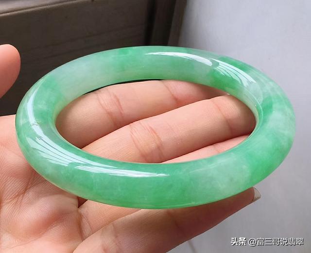 5万元翡翠手镯翡翠手镯石棉有害吗-第1张图片-翡翠网 5万元翡翠手镯翡翠手镯石棉有害吗-第1张图片-翡翠网