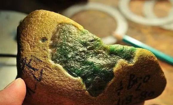 翡翠原石大涨的料子翡翠原石切不涨的原因-第2张图片-翡翠网 翡翠原石大涨的料子翡翠原石切不涨的原因-第2张图片-翡翠网