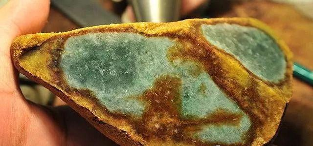 翡翠原石大涨的料子翡翠原石切不涨的原因-第4张图片-翡翠网 翡翠原石大涨的料子翡翠原石切不涨的原因-第4张图片-翡翠网