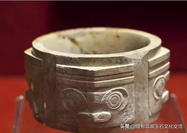 为什么银手镯要戴左手,镯子翡翠知识偶像-第3张图片-翡翠网 为什么银手镯要戴左手,镯子翡翠知识偶像-第3张图片-翡翠网