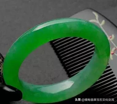 为什么银手镯要戴左手,镯子翡翠知识偶像-第21张图片-翡翠网 为什么银手镯要戴左手,镯子翡翠知识偶像-第21张图片-翡翠网