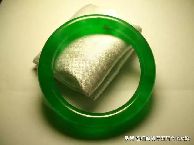 为什么银手镯要戴左手,镯子翡翠知识偶像-第37张图片-翡翠网 为什么银手镯要戴左手,镯子翡翠知识偶像-第37张图片-翡翠网