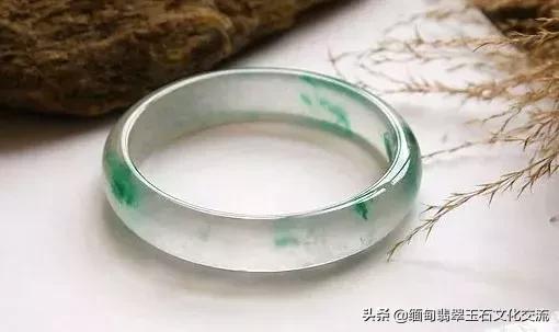 为什么银手镯要戴左手,镯子翡翠知识偶像-第67张图片-翡翠网 为什么银手镯要戴左手,镯子翡翠知识偶像-第67张图片-翡翠网