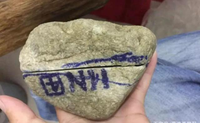 翡翠原石底子灰,翡翠原石底子灰怎么分辨-第1张图片-翡翠网 翡翠原石底子灰,翡翠原石底子灰怎么分辨-第1张图片-翡翠网