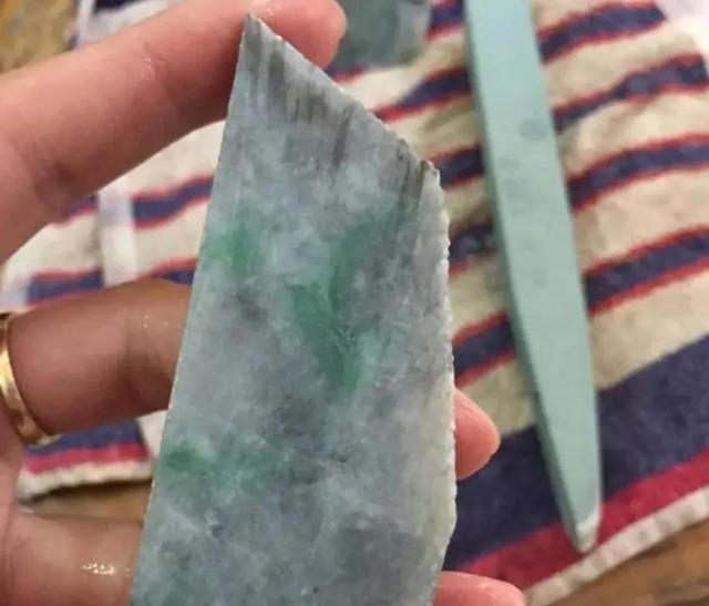 翡翠原石底子灰,翡翠原石底子灰怎么分辨-第3张图片-翡翠网 翡翠原石底子灰,翡翠原石底子灰怎么分辨-第3张图片-翡翠网