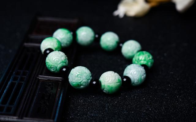 翡翠原石帝王绿12亿,翡翠原石手串怎么鉴定真假-第1张图片-翡翠网 翡翠原石帝王绿12亿,翡翠原石手串怎么鉴定真假-第1张图片-翡翠网