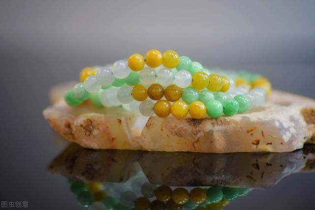 翡翠原石帝王绿12亿,翡翠原石手串怎么鉴定真假-第3张图片-翡翠网 翡翠原石帝王绿12亿,翡翠原石手串怎么鉴定真假-第3张图片-翡翠网