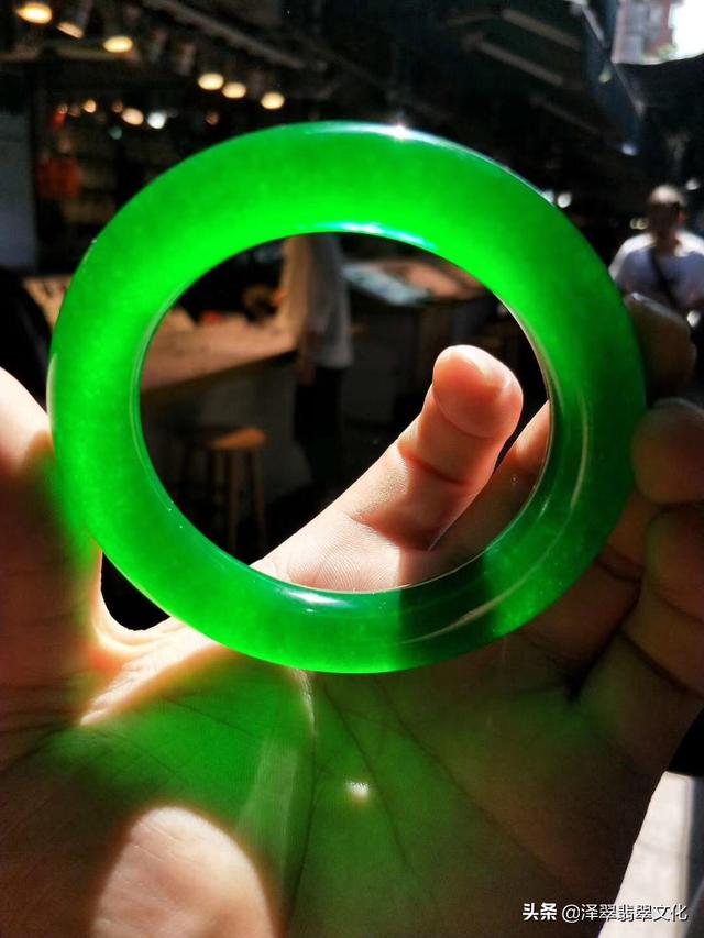 糯种阳绿翡翠手镯价格,满绿翡翠手镯价格图片-第12张图片-翡翠网 糯种阳绿翡翠手镯价格,满绿翡翠手镯价格图片-第12张图片-翡翠网