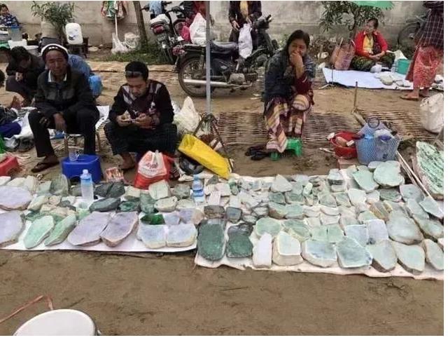 翡翠原石真实故事解说,玉石翡翠原石-第15张图片-翡翠网 翡翠原石真实故事解说,玉石翡翠原石-第15张图片-翡翠网