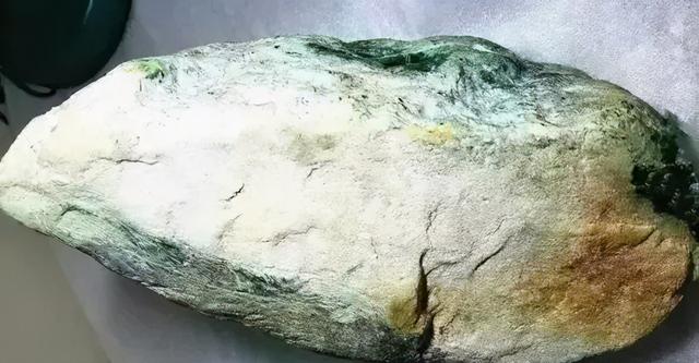 翡翠帝王绿种原石图片世界上最大的玉石-第1张图片-翡翠网 翡翠帝王绿种原石图片世界上最大的玉石-第1张图片-翡翠网