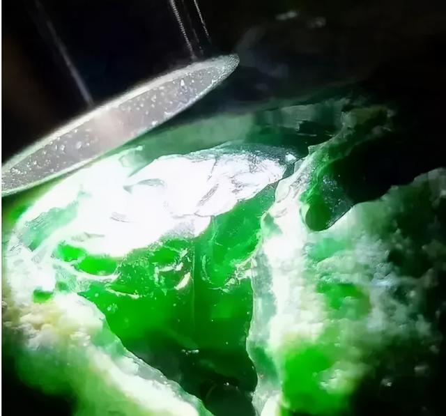 翡翠帝王绿种原石图片世界上最大的玉石-第4张图片-翡翠网 翡翠帝王绿种原石图片世界上最大的玉石-第4张图片-翡翠网