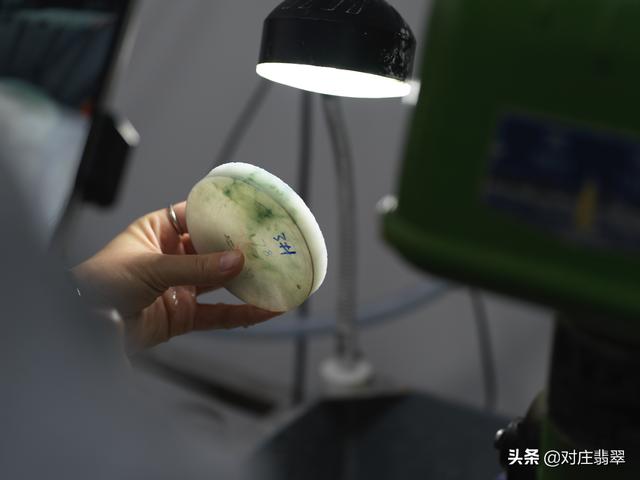 包含翡翠原石制作手镯的地方的词条-第5张图片-翡翠网 包含翡翠原石制作手镯的地方的词条-第5张图片-翡翠网