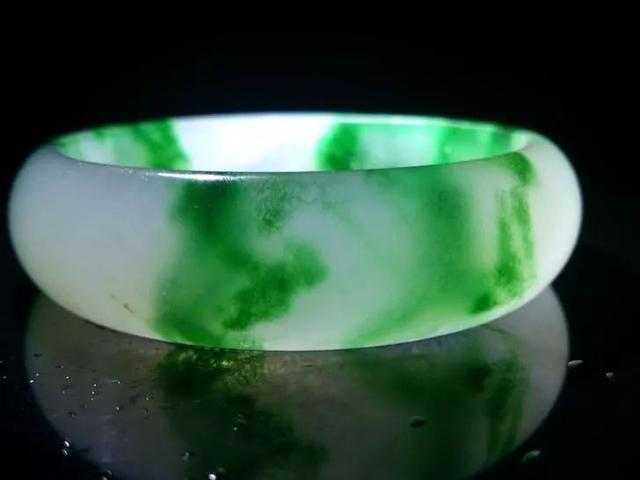 吉林翡翠知识入门,糯种翡翠好吗-第14张图片-翡翠网 吉林翡翠知识入门,糯种翡翠好吗-第14张图片-翡翠网