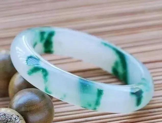 吉林翡翠知识入门,糯种翡翠好吗-第20张图片-翡翠网 吉林翡翠知识入门,糯种翡翠好吗-第20张图片-翡翠网