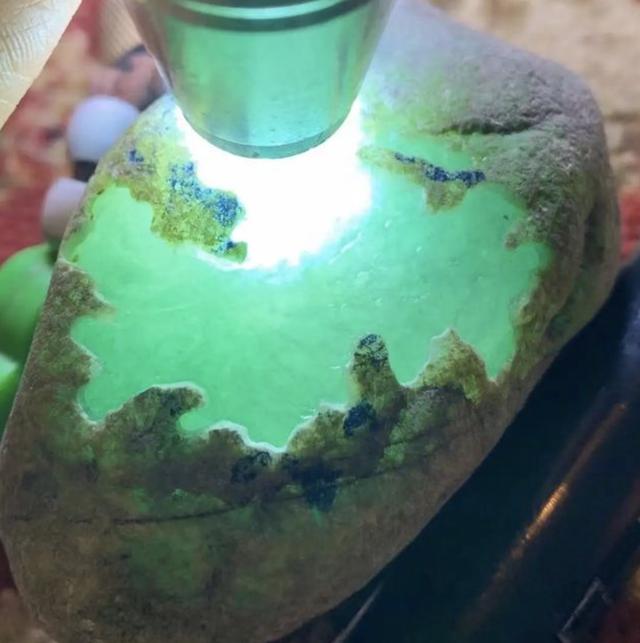 翡翠原石满绿,石砖机可以切翡翠原石吗-第3张图片-翡翠网 翡翠原石满绿,石砖机可以切翡翠原石吗-第3张图片-翡翠网