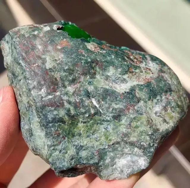 阳绿翡翠原石阳绿翡翠原石鉴定视频-第1张图片-翡翠网 阳绿翡翠原石阳绿翡翠原石鉴定视频-第1张图片-翡翠网