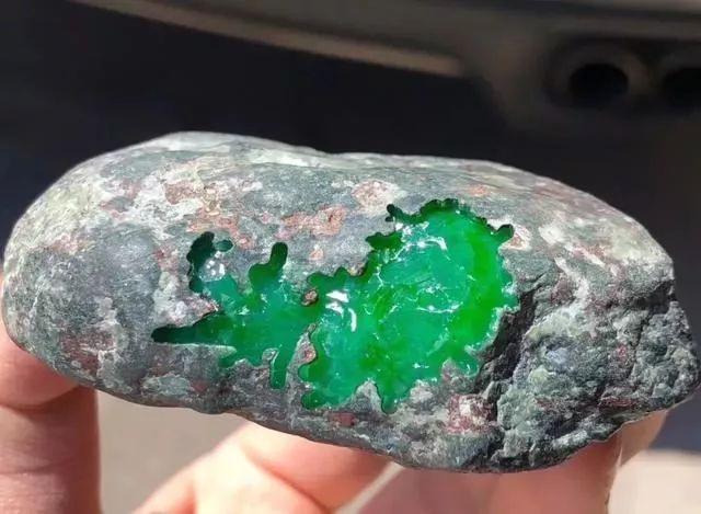 阳绿翡翠原石阳绿翡翠原石鉴定视频-第2张图片-翡翠网 阳绿翡翠原石阳绿翡翠原石鉴定视频-第2张图片-翡翠网