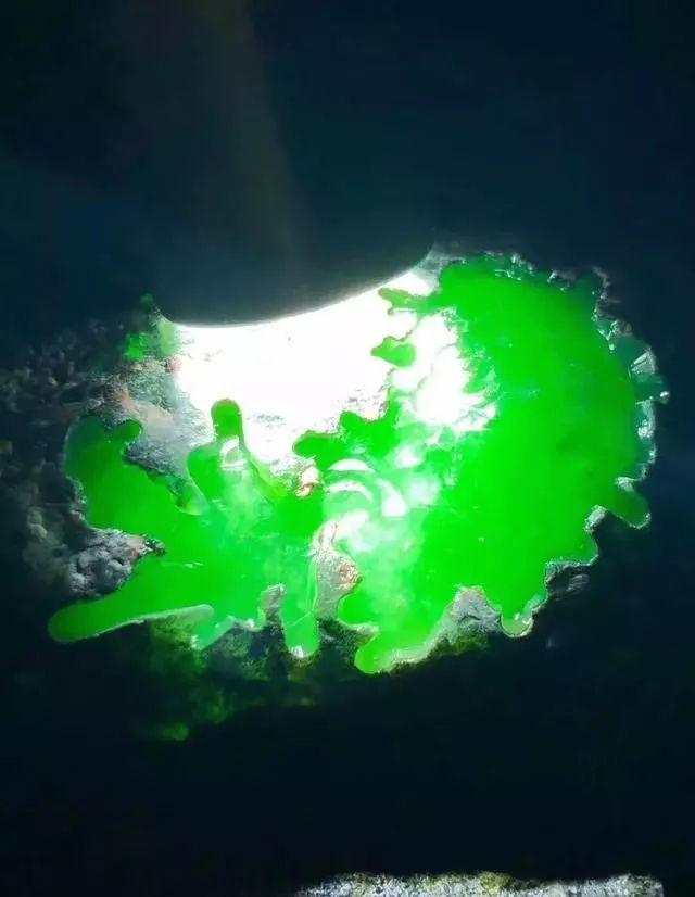 阳绿翡翠原石阳绿翡翠原石鉴定视频-第5张图片-翡翠网 阳绿翡翠原石阳绿翡翠原石鉴定视频-第5张图片-翡翠网