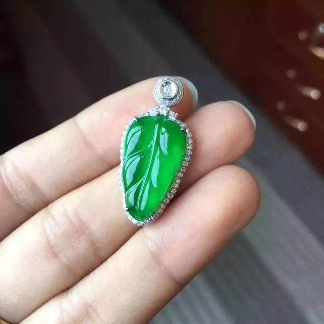 阳绿翡翠原石阳绿翡翠原石鉴定视频-第6张图片-翡翠网 阳绿翡翠原石阳绿翡翠原石鉴定视频-第6张图片-翡翠网