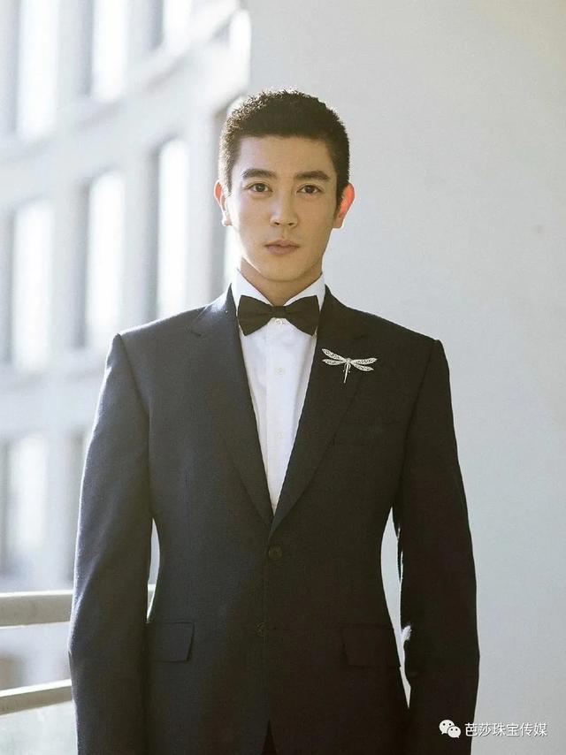 翡翠手镯带哪个手,手镯翡翠雕刻虫子-第13张图片-翡翠网 翡翠手镯带哪个手,手镯翡翠雕刻虫子-第13张图片-翡翠网