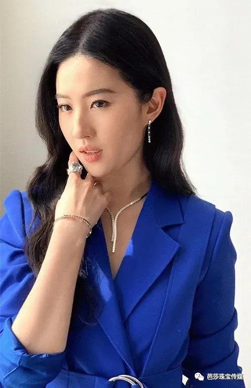 翡翠手镯带哪个手,手镯翡翠雕刻虫子-第19张图片-翡翠网 翡翠手镯带哪个手,手镯翡翠雕刻虫子-第19张图片-翡翠网