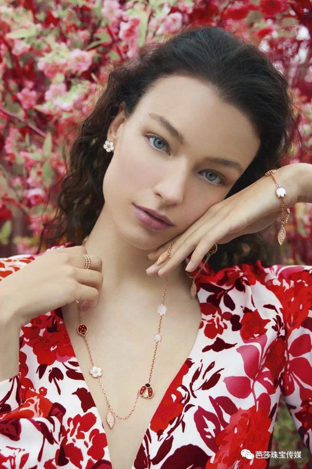 翡翠手镯带哪个手,手镯翡翠雕刻虫子-第21张图片-翡翠网 翡翠手镯带哪个手,手镯翡翠雕刻虫子-第21张图片-翡翠网