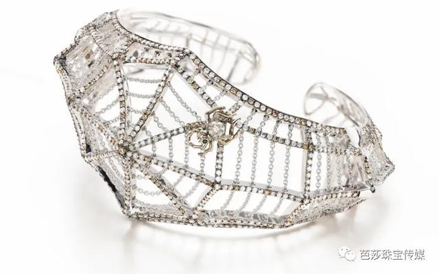 翡翠手镯带哪个手,手镯翡翠雕刻虫子-第23张图片-翡翠网 翡翠手镯带哪个手,手镯翡翠雕刻虫子-第23张图片-翡翠网