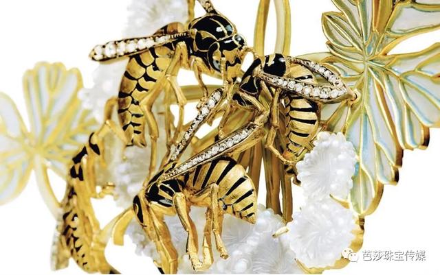 翡翠手镯带哪个手,手镯翡翠雕刻虫子-第28张图片-翡翠网 翡翠手镯带哪个手,手镯翡翠雕刻虫子-第28张图片-翡翠网