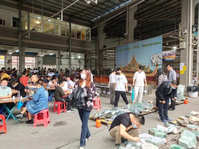 翡翠明料市场价格的简单介绍-第3张图片-翡翠网 翡翠明料市场价格的简单介绍-第3张图片-翡翠网