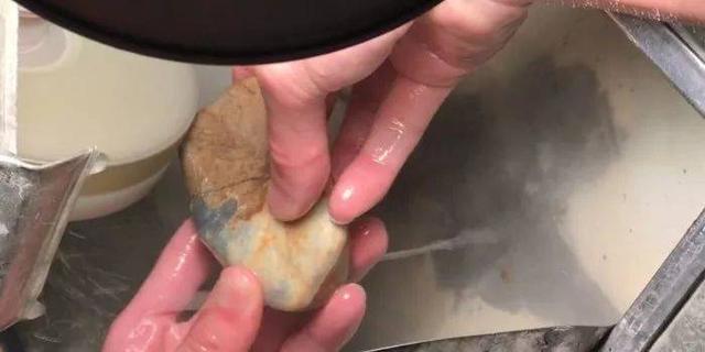 莫西沙5层矿翡翠原石莫西沙翡翠原石实拍-第5张图片-翡翠网 莫西沙5层矿翡翠原石莫西沙翡翠原石实拍-第5张图片-翡翠网