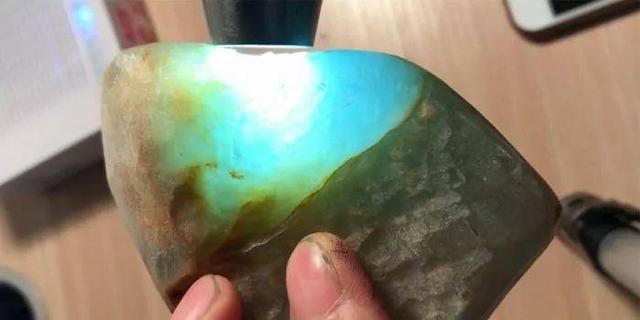 莫西沙5层矿翡翠原石莫西沙翡翠原石实拍-第6张图片-翡翠网 莫西沙5层矿翡翠原石莫西沙翡翠原石实拍-第6张图片-翡翠网