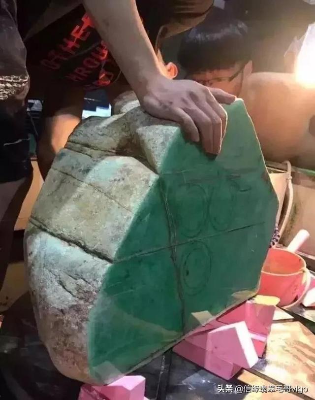 翡翠原石切割的简单介绍-第3张图片-翡翠网 翡翠原石切割的简单介绍-第3张图片-翡翠网