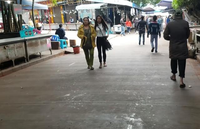 女生适合戴翡翠的手镯吗,女人戴翡翠玉镯的好处-第1张图片-翡翠网 女生适合戴翡翠的手镯吗,女人戴翡翠玉镯的好处-第1张图片-翡翠网