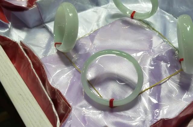 女生适合戴翡翠的手镯吗,女人戴翡翠玉镯的好处-第2张图片-翡翠网 女生适合戴翡翠的手镯吗,女人戴翡翠玉镯的好处-第2张图片-翡翠网