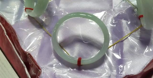 女生适合戴翡翠的手镯吗,女人戴翡翠玉镯的好处-第3张图片-翡翠网 女生适合戴翡翠的手镯吗,女人戴翡翠玉镯的好处-第3张图片-翡翠网