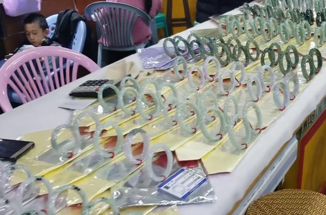 女生适合戴翡翠的手镯吗,女人戴翡翠玉镯的好处-第4张图片-翡翠网 女生适合戴翡翠的手镯吗,女人戴翡翠玉镯的好处-第4张图片-翡翠网